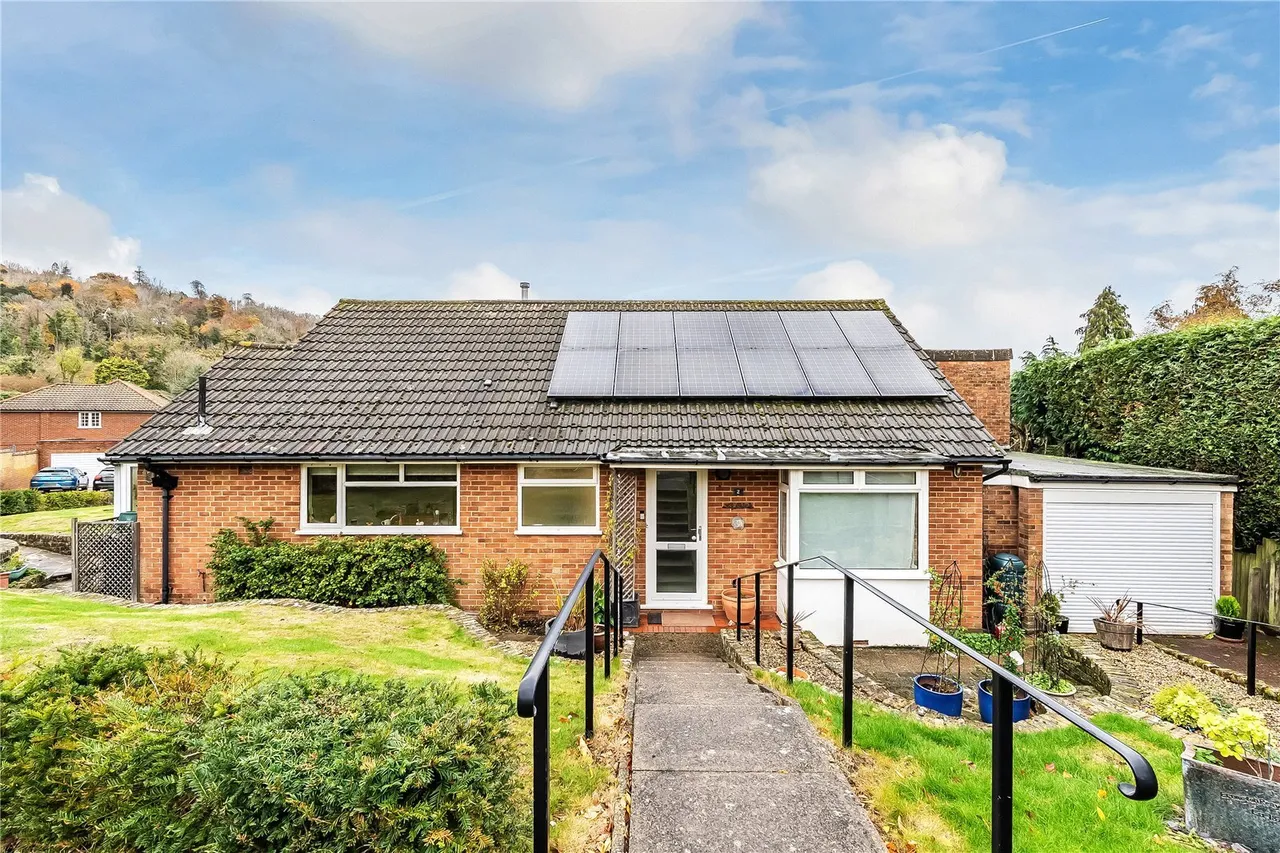 2 bed property for sale, Huntersfield Close, Reigate, RH2