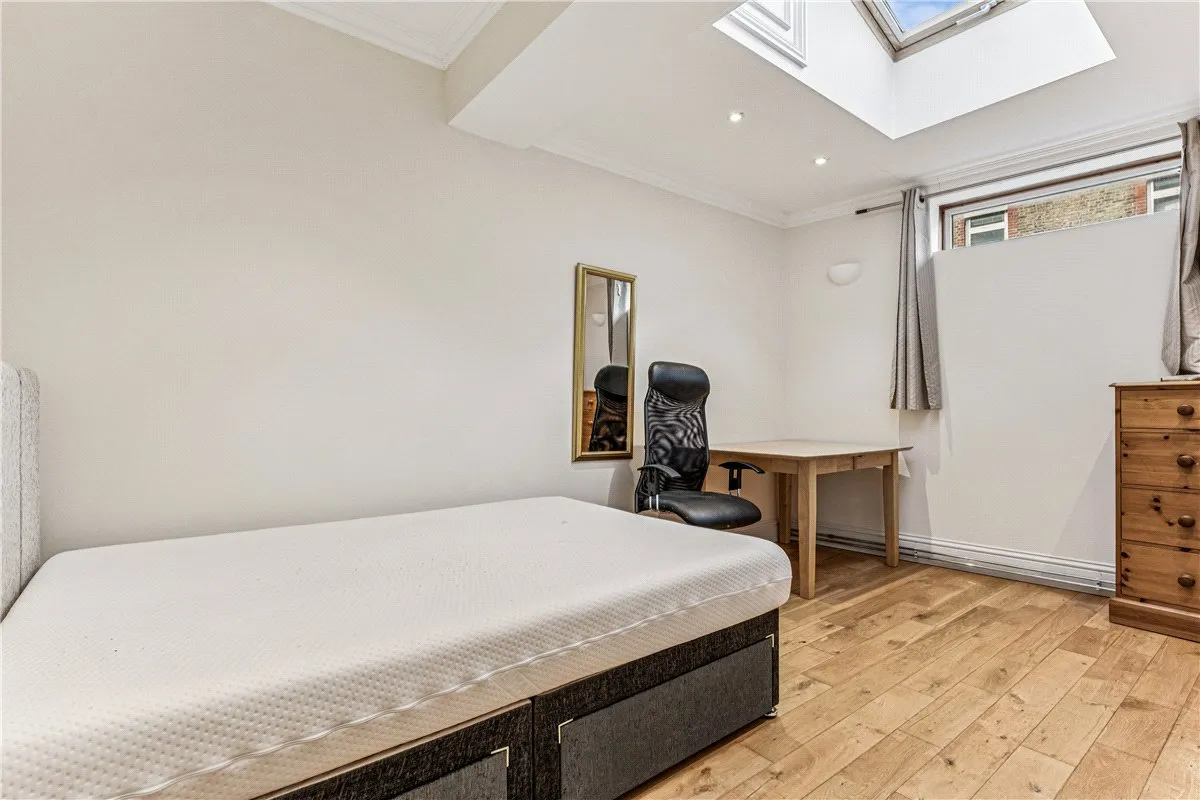 Fulham Palace Road, London, SW6, photo 9