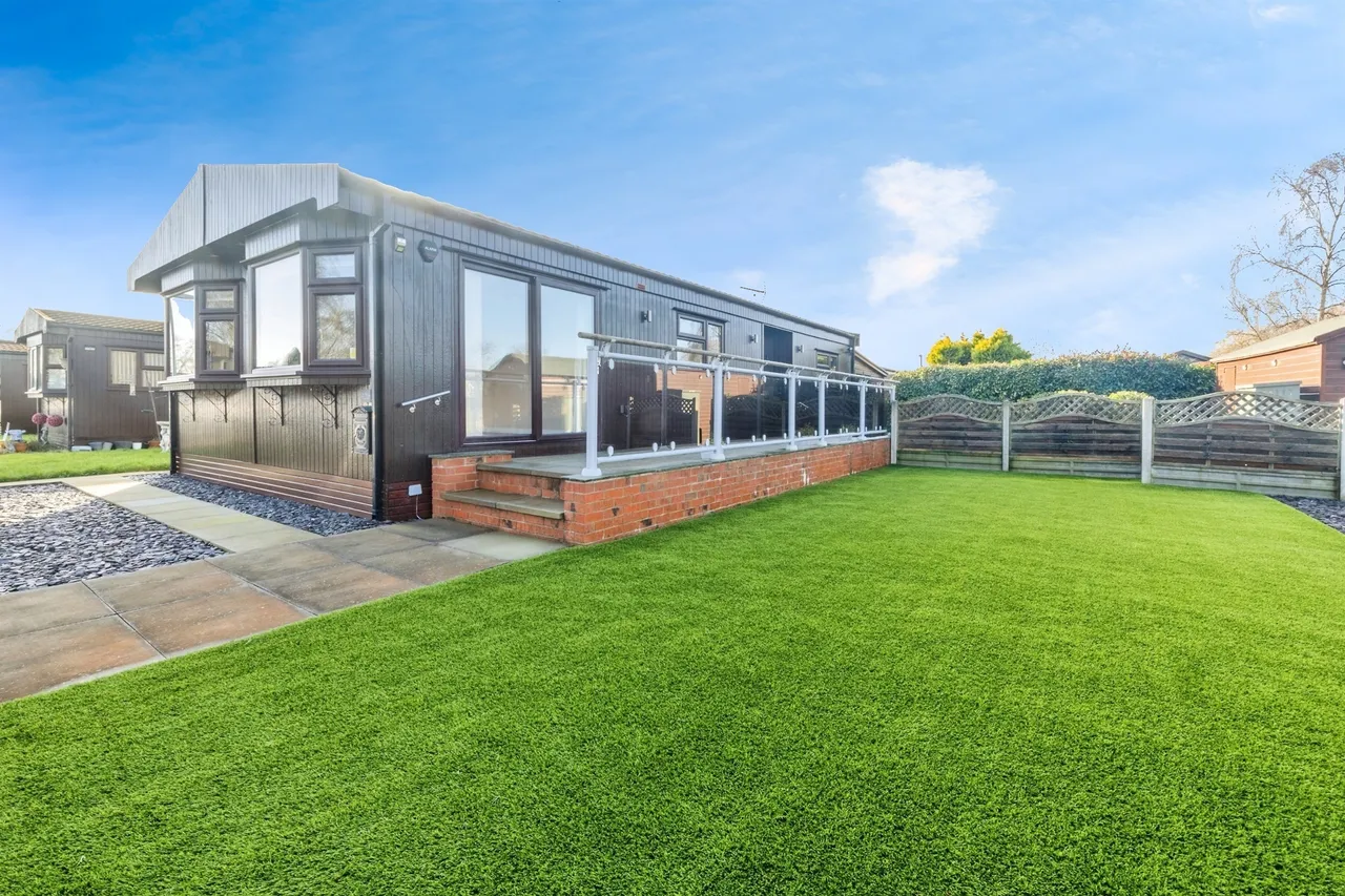 2 bed park home for sale, Birch Grove, Torksey, LN1