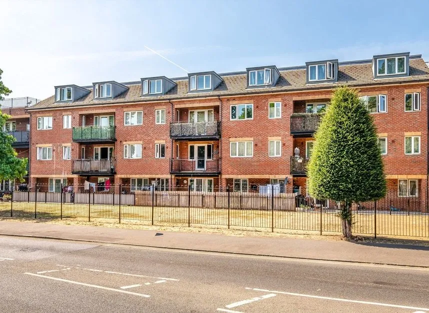 3 bed flat for sale — St. Giles Close, Hounslow, TW5