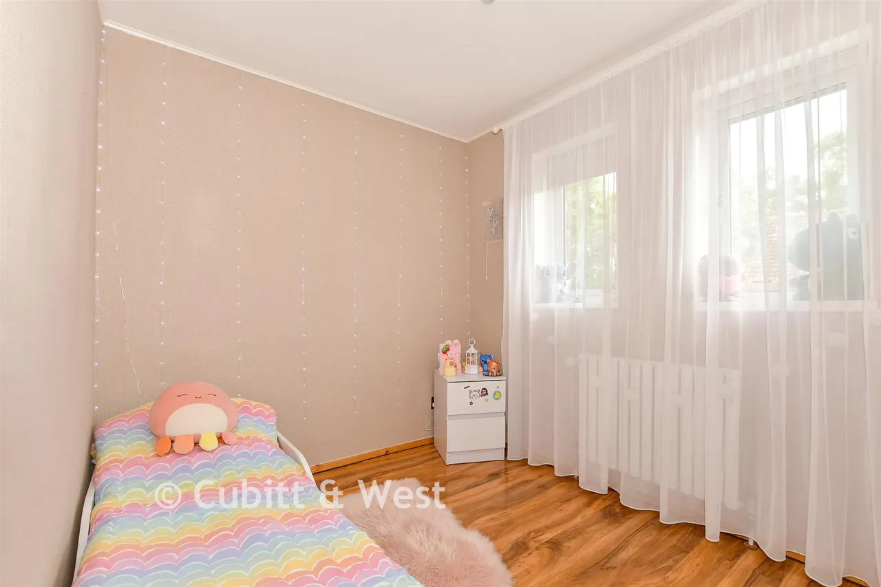 Oakapple Close, Broadfield, RH11, photo 7