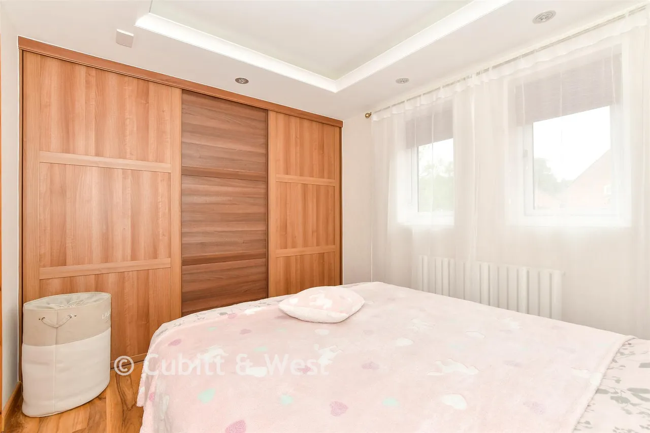 Oakapple Close, Broadfield, RH11, photo 6