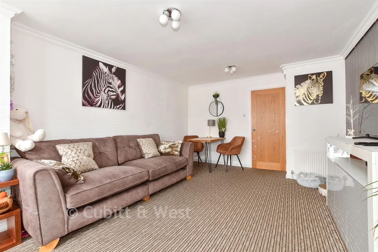 Oakapple Close, Broadfield, RH11, photo 2