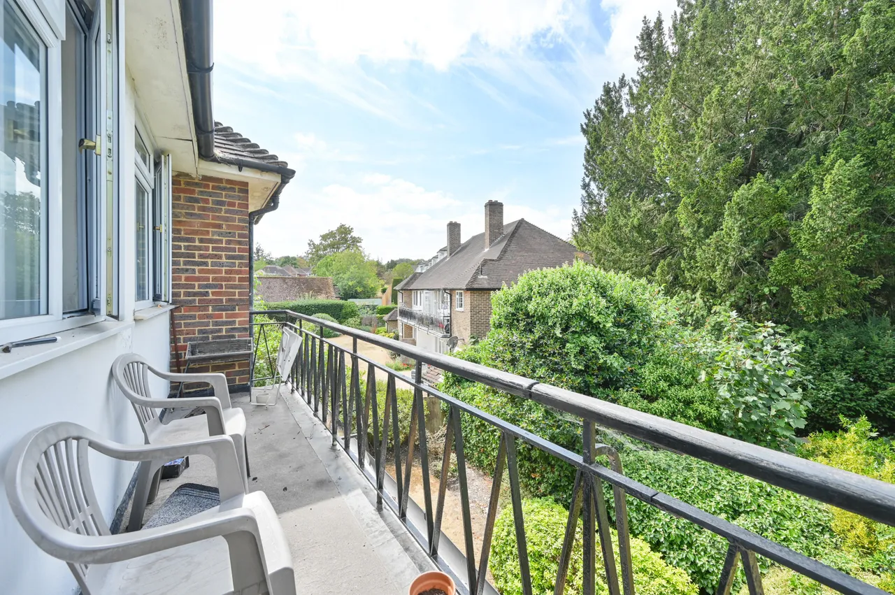 8 Basildon Close, Sutton, photo 5