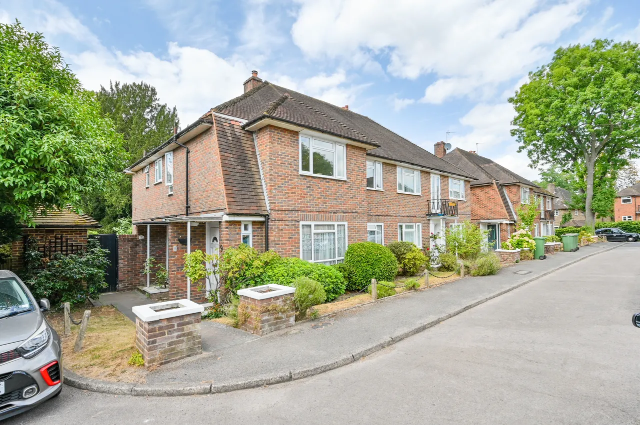 8 Basildon Close, Sutton, photo 4