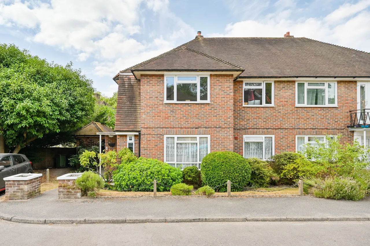 2 bed flat to rent — 8 Basildon Close, Sutton