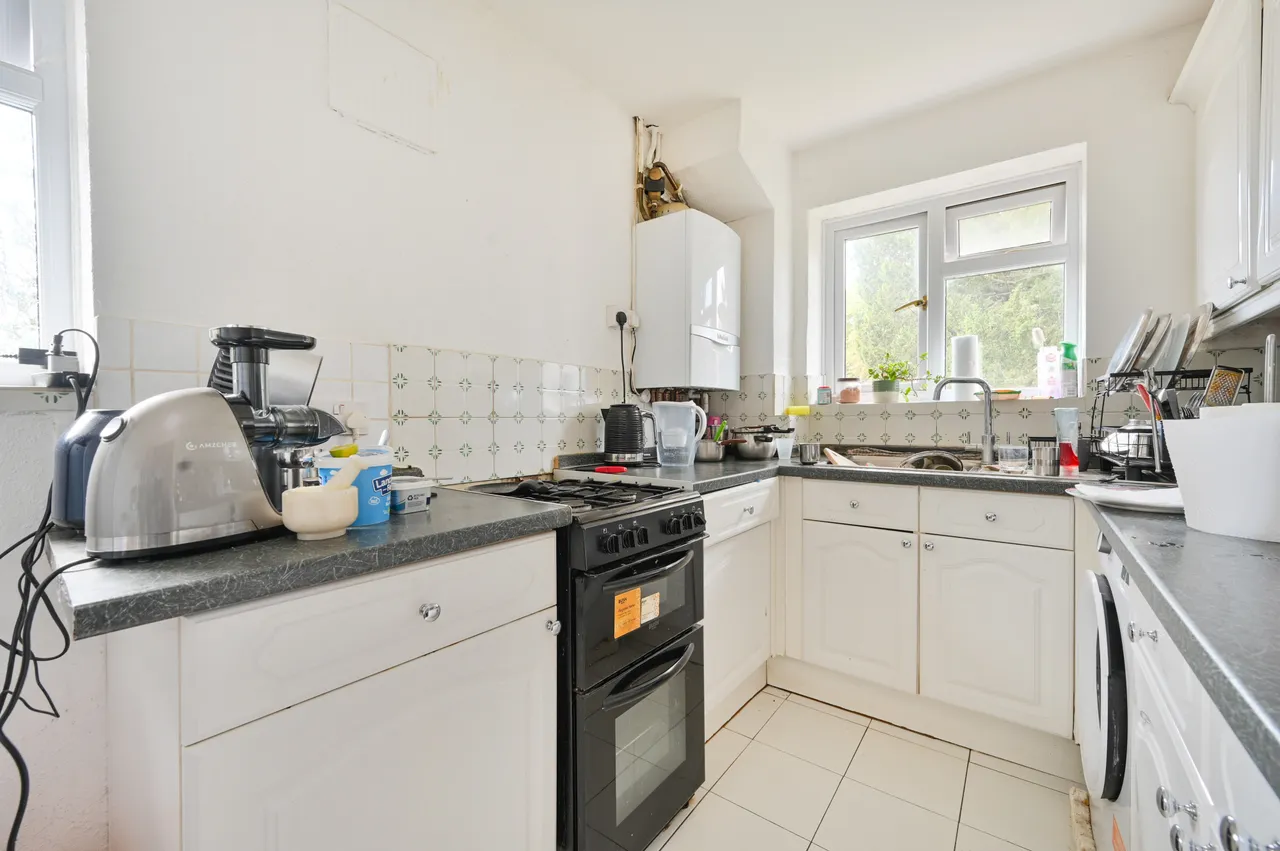 8 Basildon Close, Sutton, photo 3