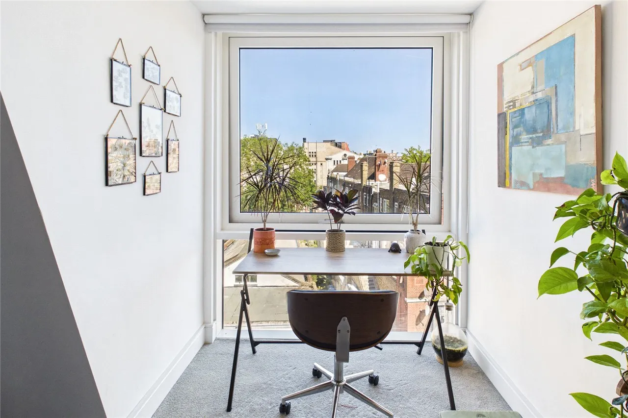 2 bed flat for sale — Gaumont Place, London, SW2