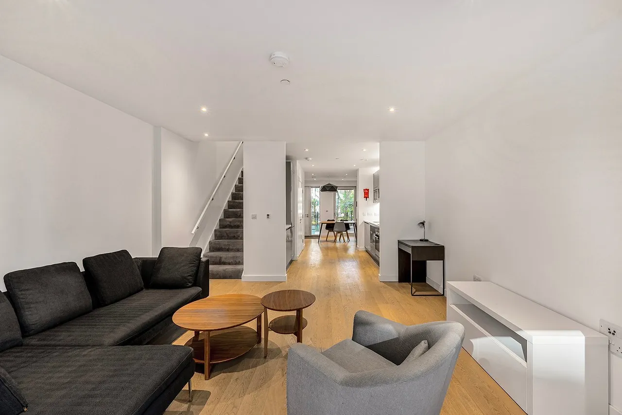 3 bed flat to rent, Victory Place, London, SE17