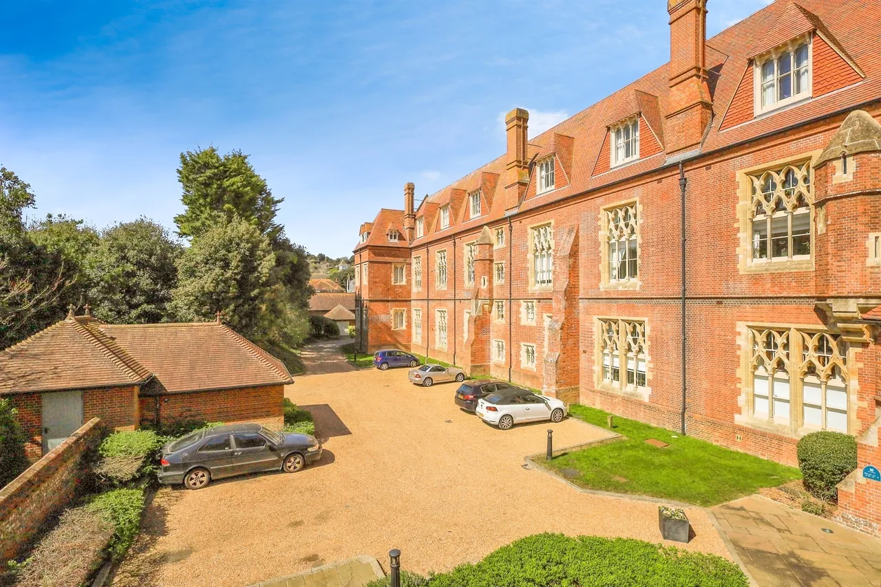 2 bed flat for sale — Darley Road, Eastbourne