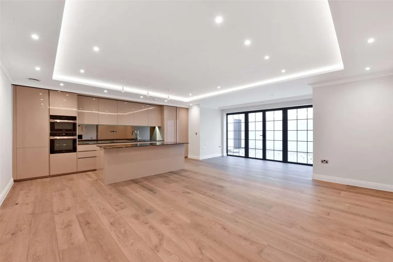 Wellington Court, 66 Penn Road, Beaconsfield, Buckinghamshire, HP9 2LS, photo 2