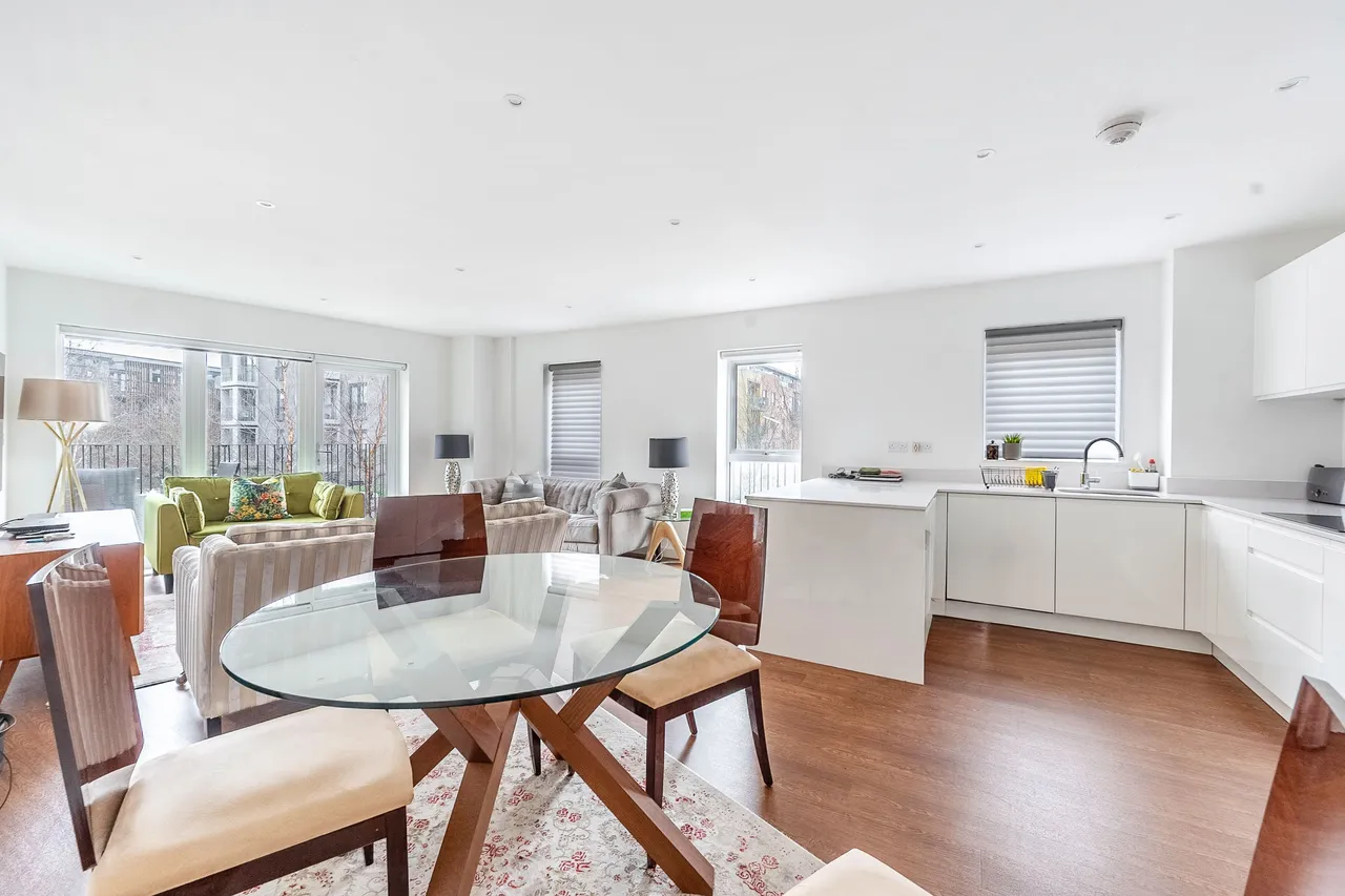 3 bed flat for sale — 13 Royal Court, Howard Road, Stanmore