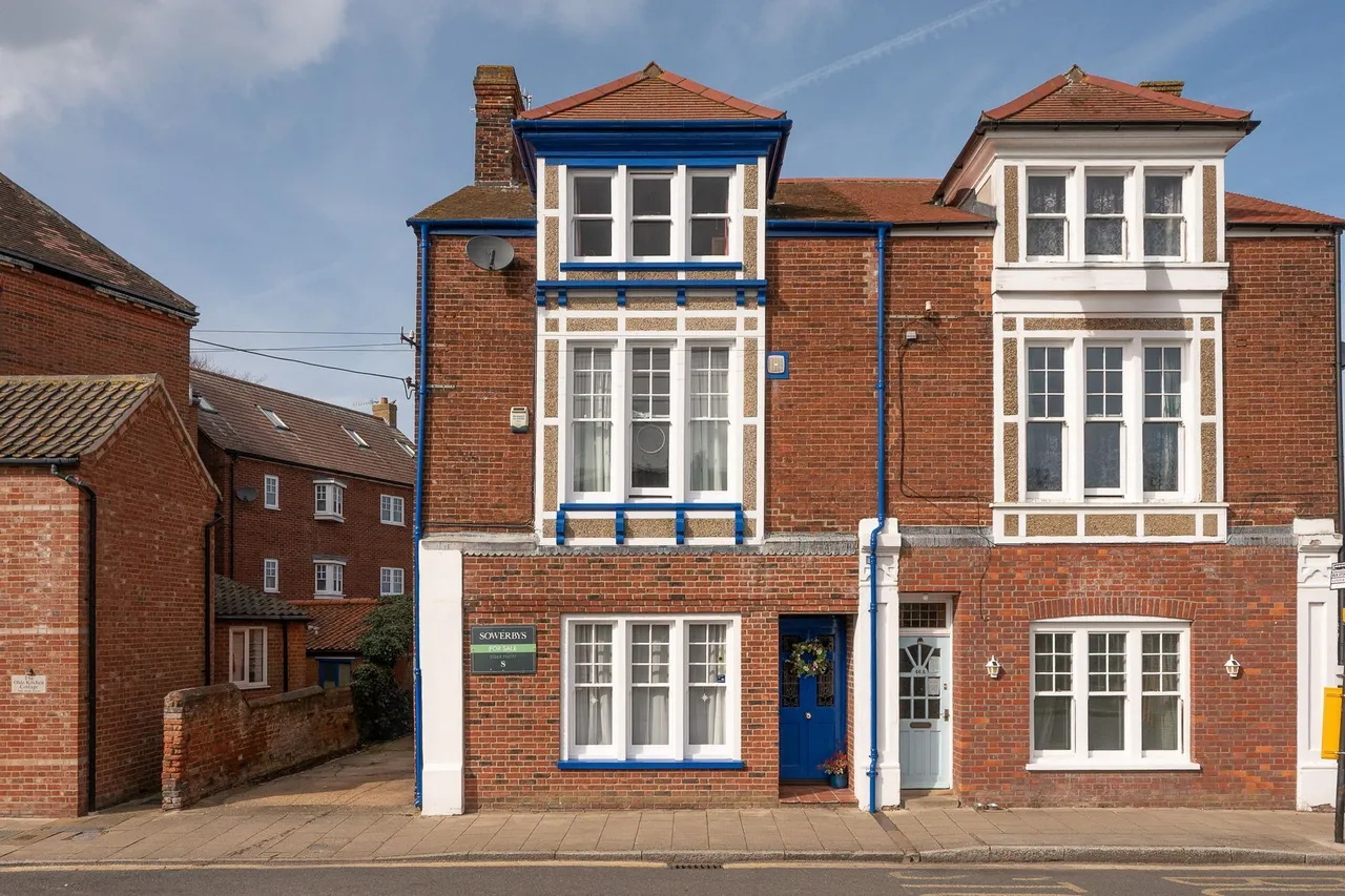 4 bed house for sale, Characterful Family Home Moments from