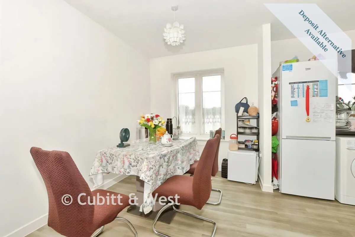 Cornwell Avenue, RH10, photo 2