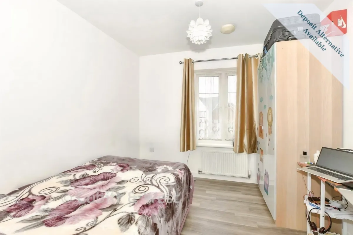 Cornwell Avenue, RH10, photo 6