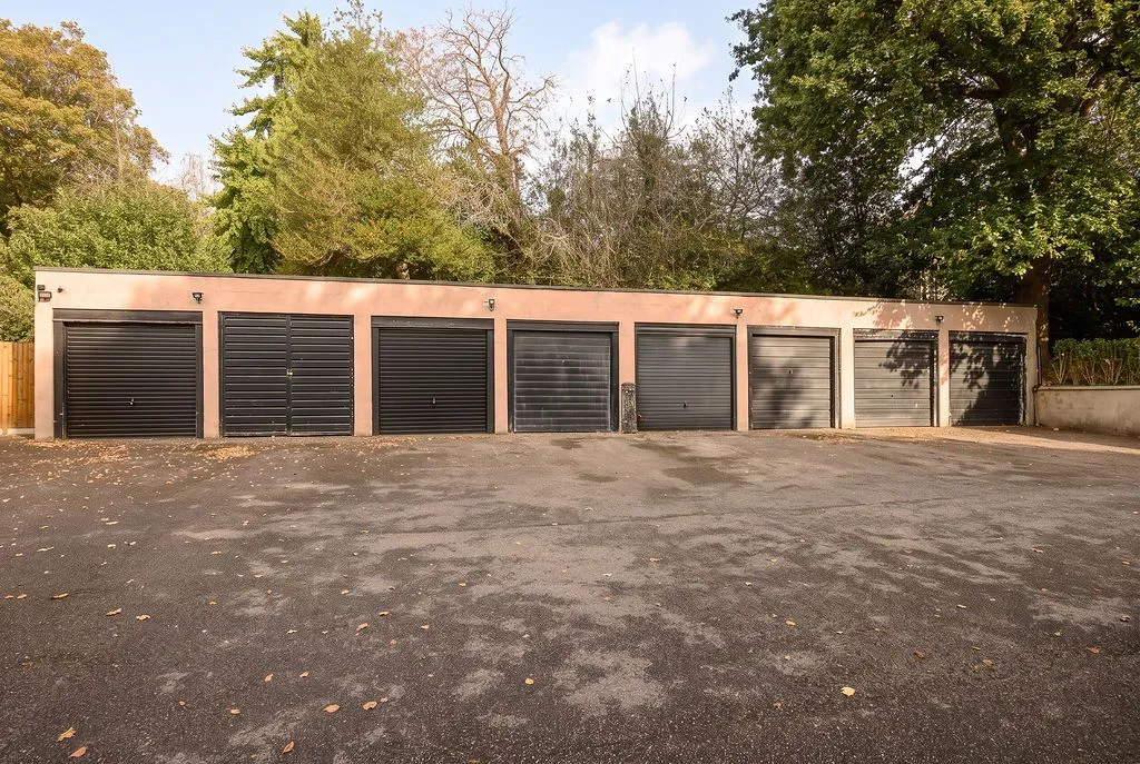 Lymington Court, Wimbledon, SW19, photo 11