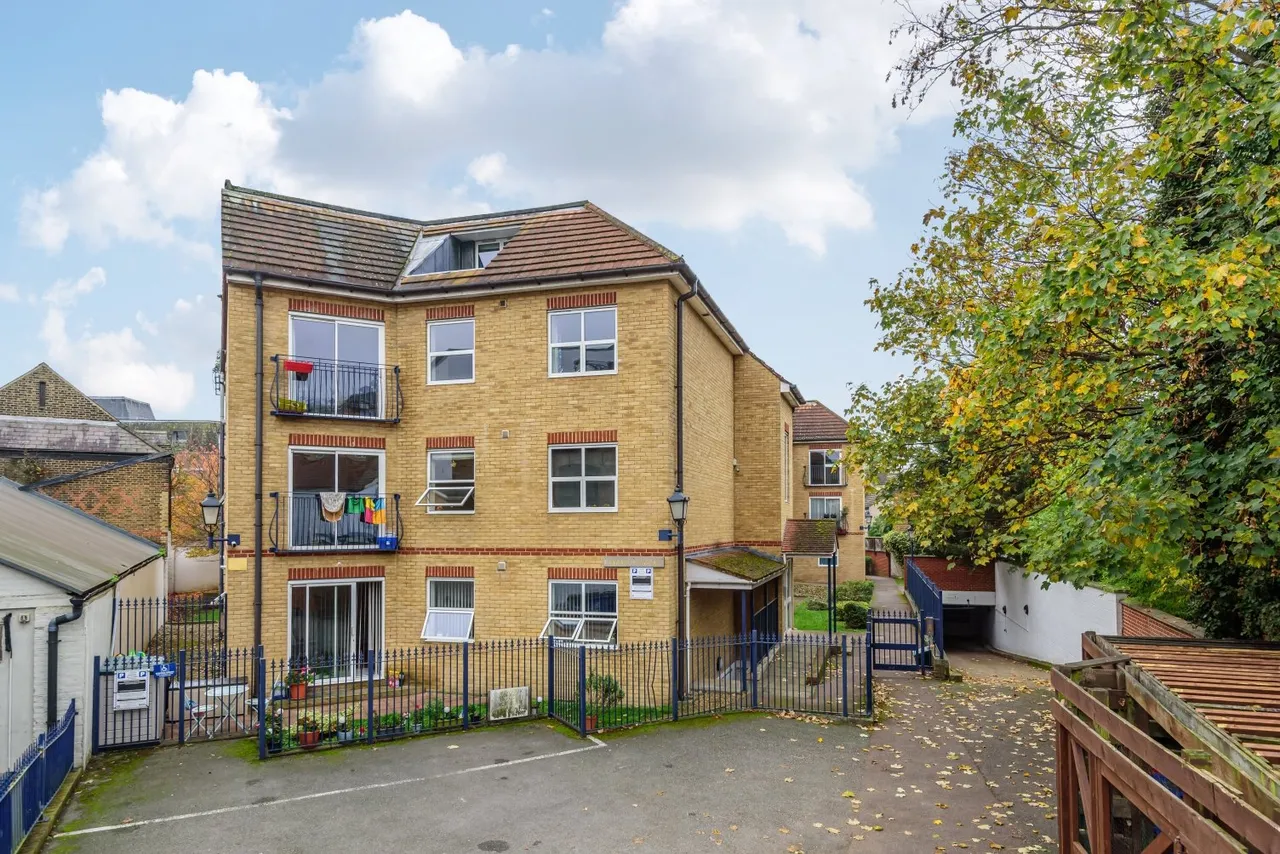 2 bed flat to rent, Compass Lane, Bromley, BR1