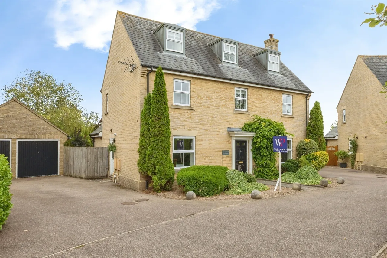 5 bed house for sale — Field Acre Way, Long Stratton, Norwich