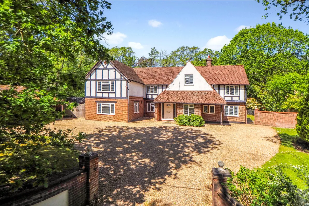 6 bed house for sale, Hensting Lane, Fishers Pond, SO50