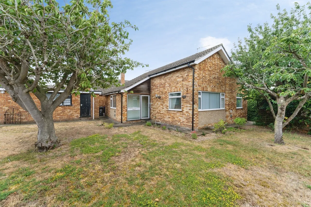 2 bed house for sale — Pashford Close, Lakenheath, Brandon