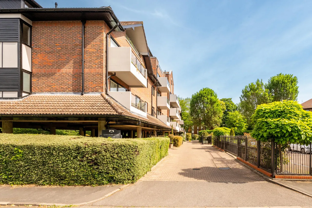 2 bed flat for sale — 31 Lockbridge Court, Ray Park Road, Maidenhead