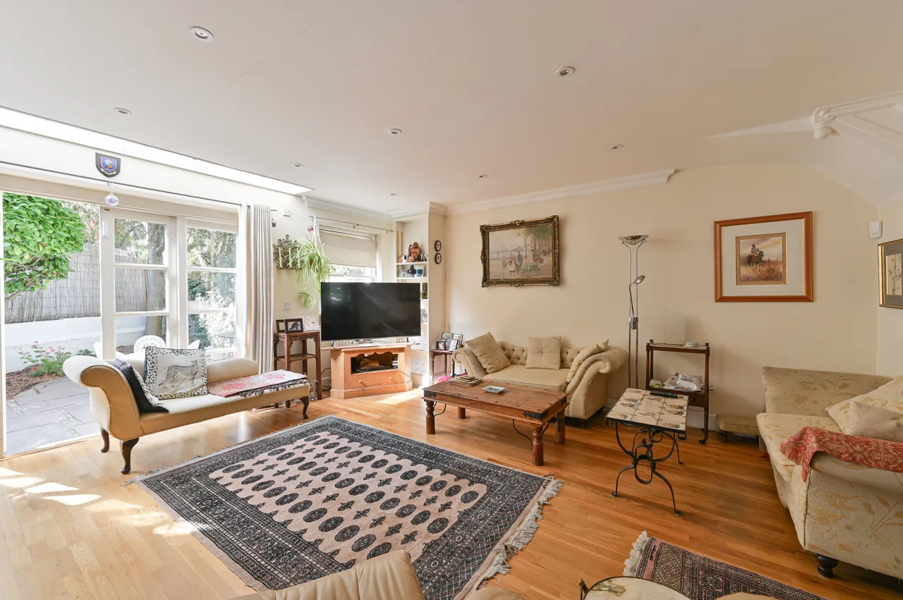 5 bed house for sale — 2 Woodlands Terrace, Rodenhurst Road, London