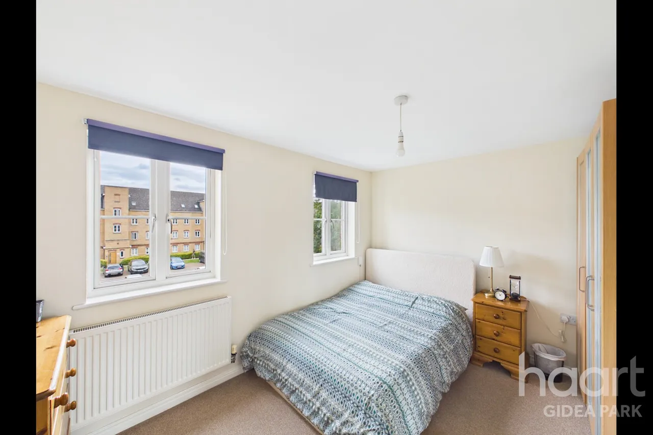 Kidman Close, Gidea Park, RM2, photo 5