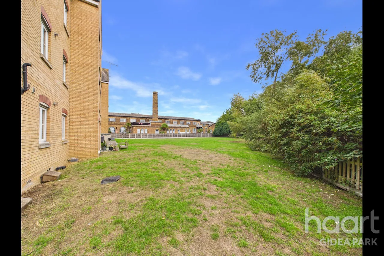 Kidman Close, Gidea Park, RM2, photo 8