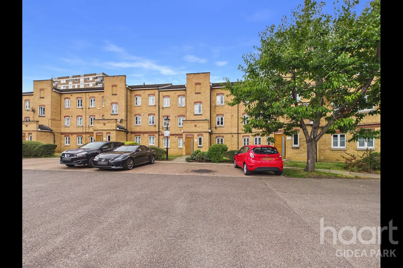 Kidman Close, Gidea Park, RM2, photo 7