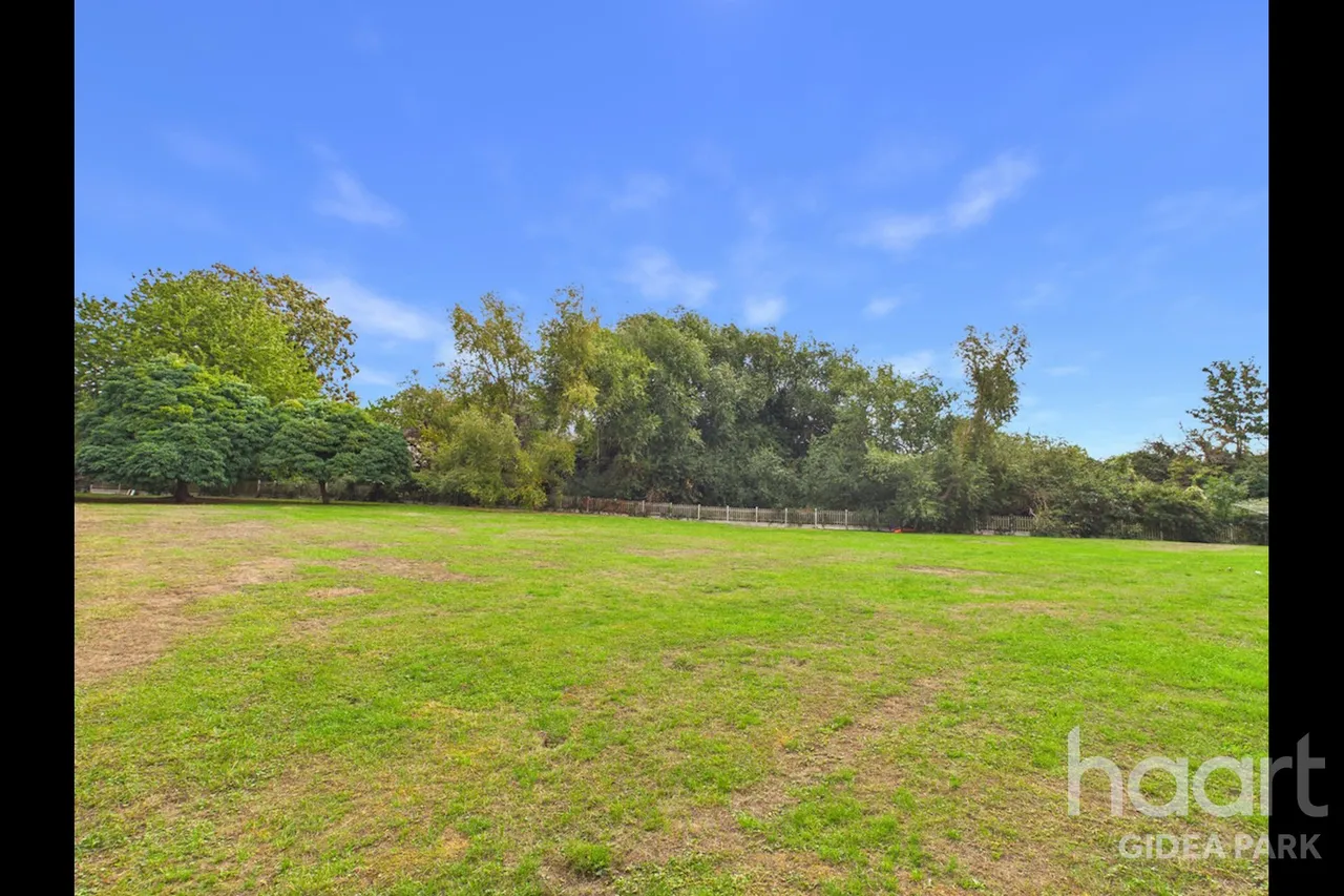Kidman Close, Gidea Park, RM2, photo 9