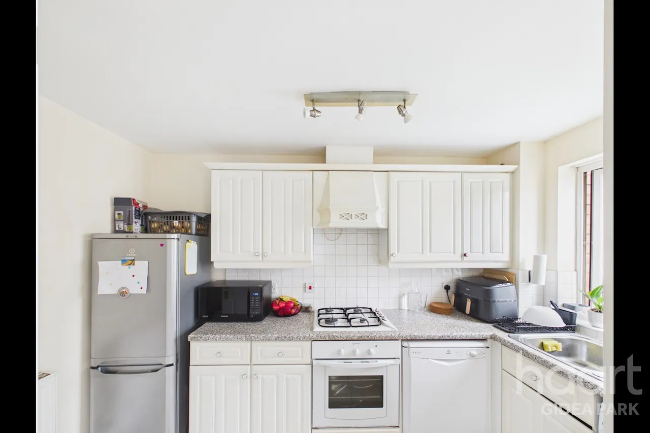 Kidman Close, Gidea Park, RM2, photo 4