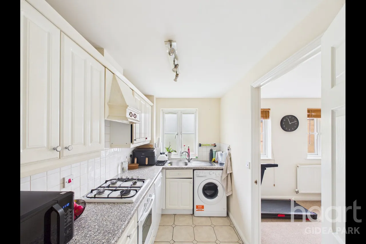 Kidman Close, Gidea Park, RM2, photo 3