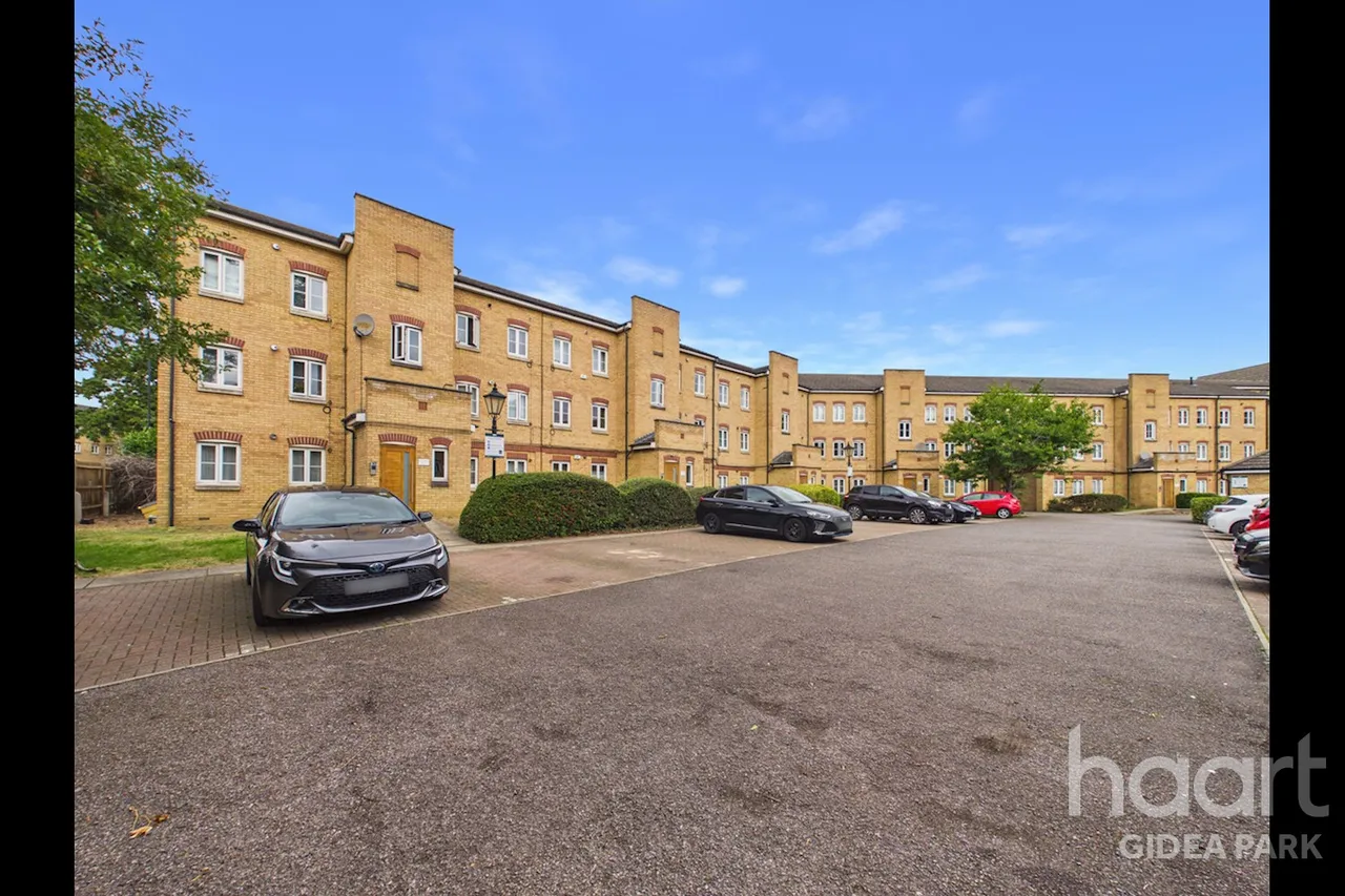 Kidman Close, Gidea Park, RM2, photo 2