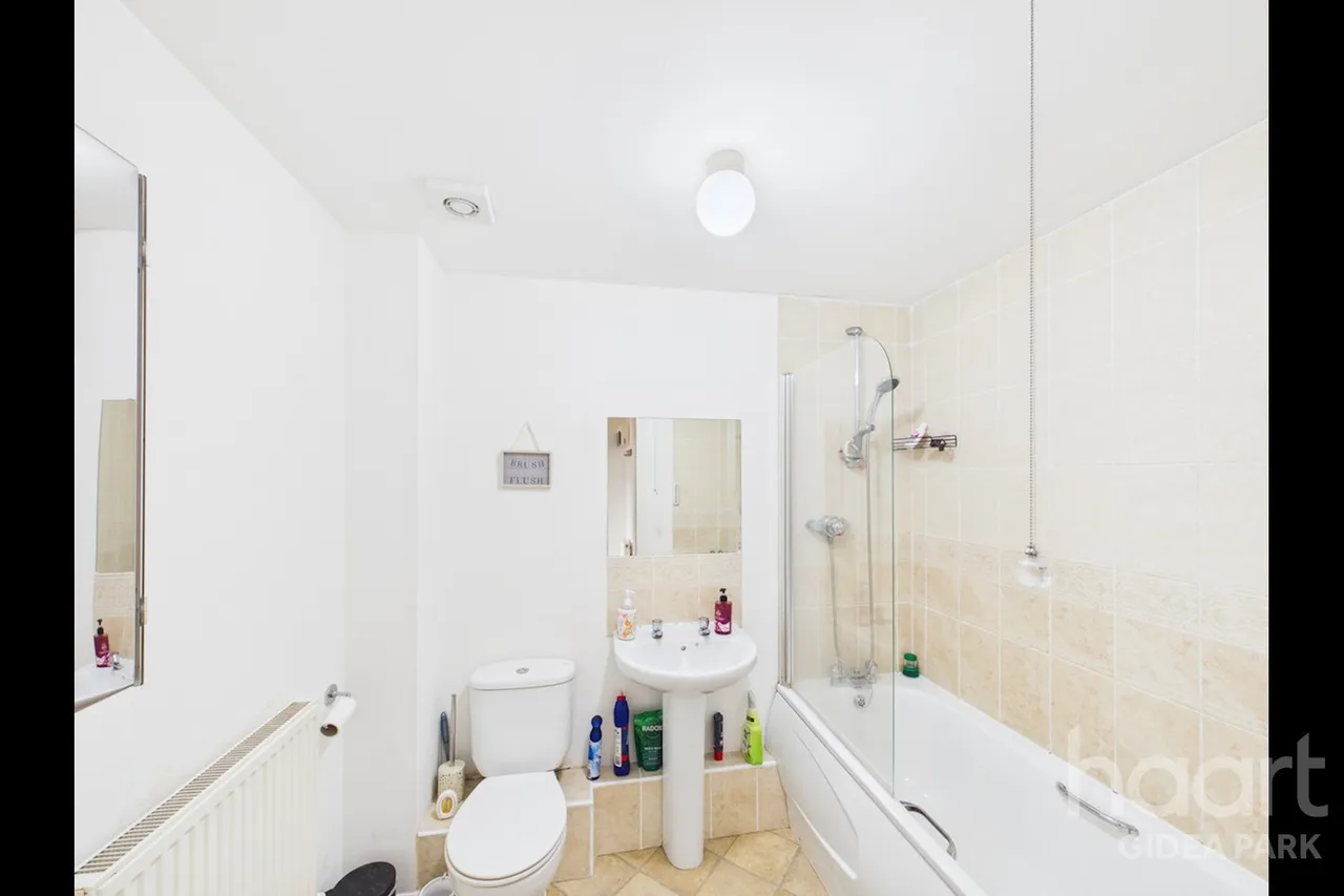 Kidman Close, Gidea Park, RM2, photo 6