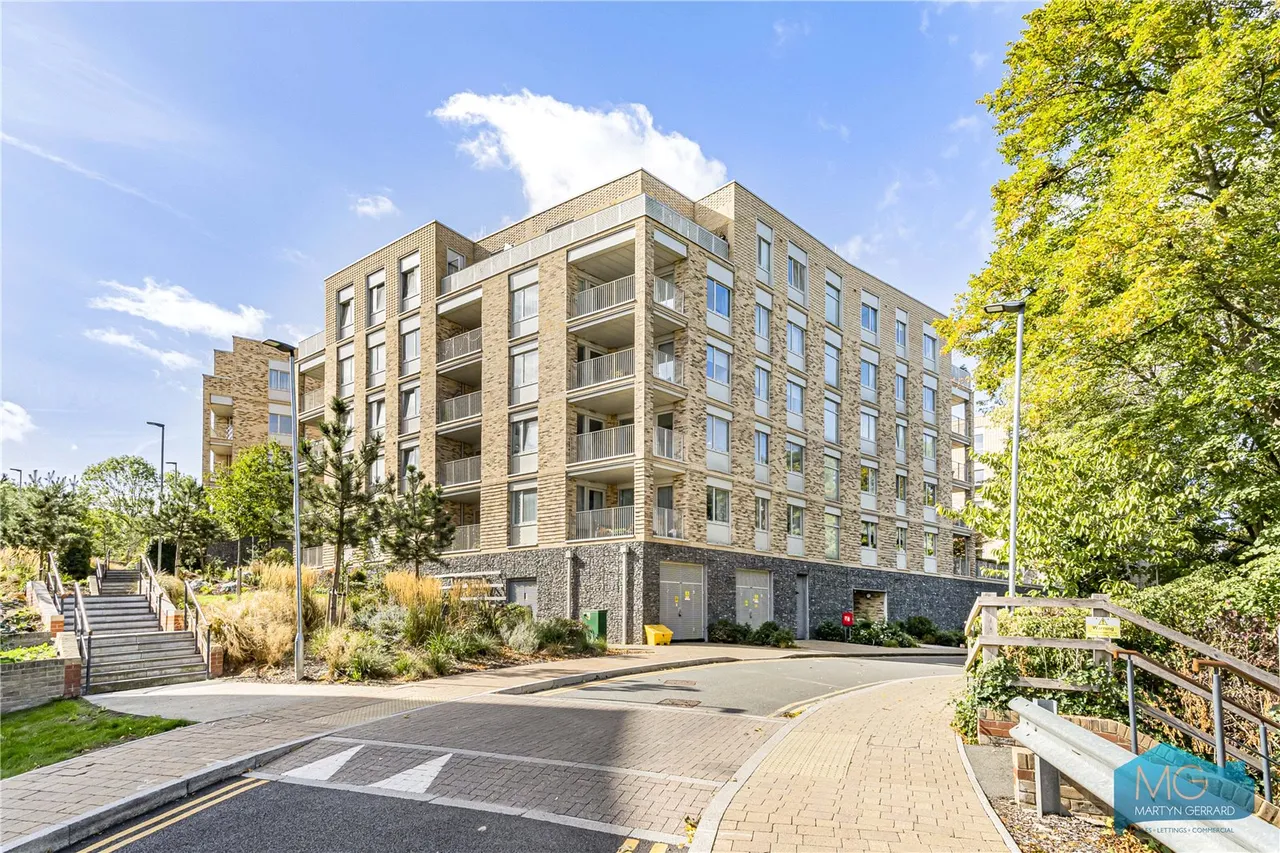 3 bed flat for sale, Medawar Drive, London, NW7