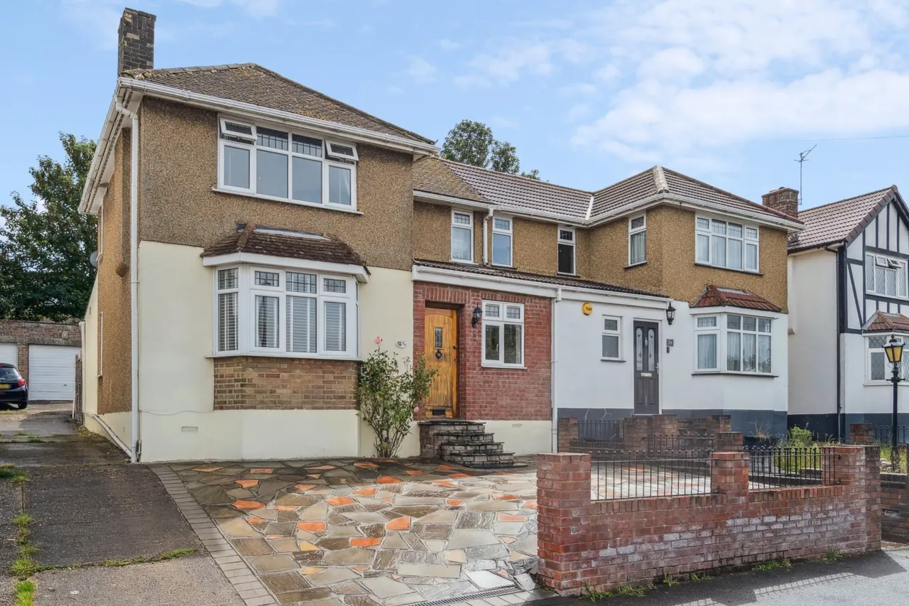 3 bed house for sale, Mill Way, Bushey, WD23