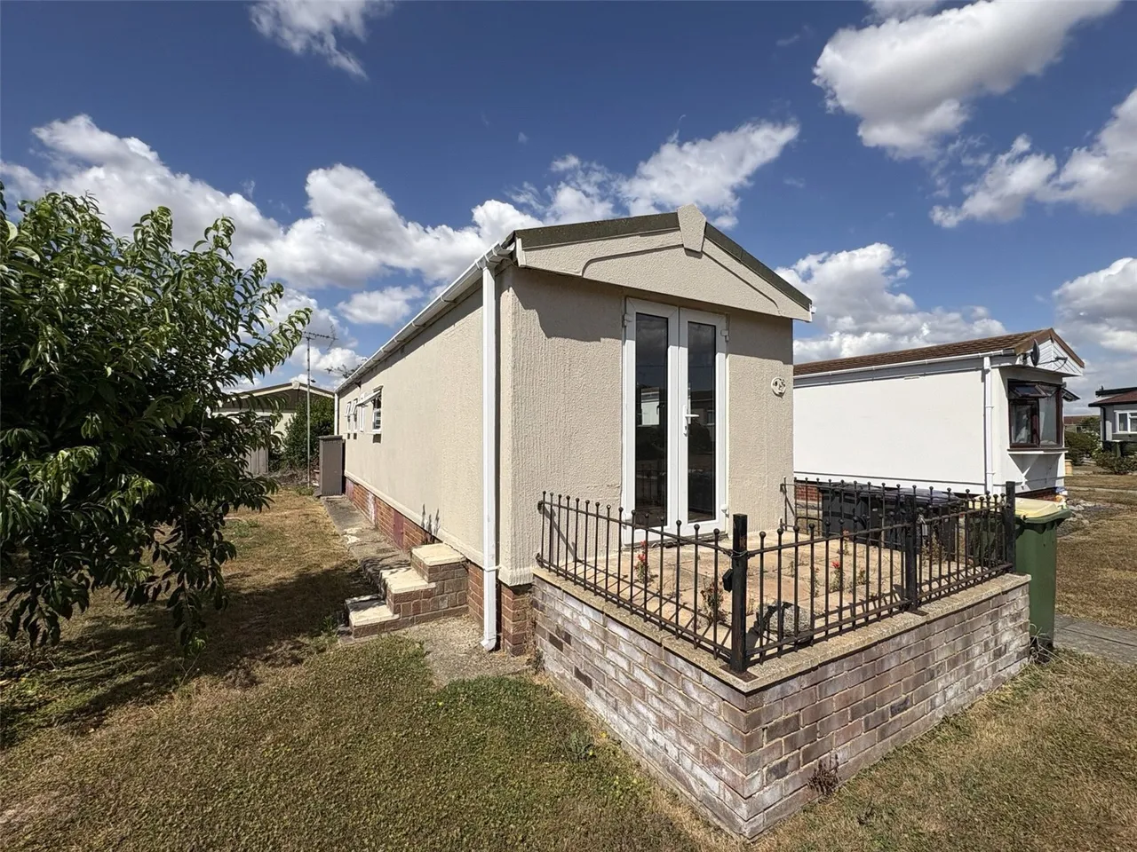 2 bed mobile home for sale — Highfield, Tower Park, Hullbridge, Hockley, SS5