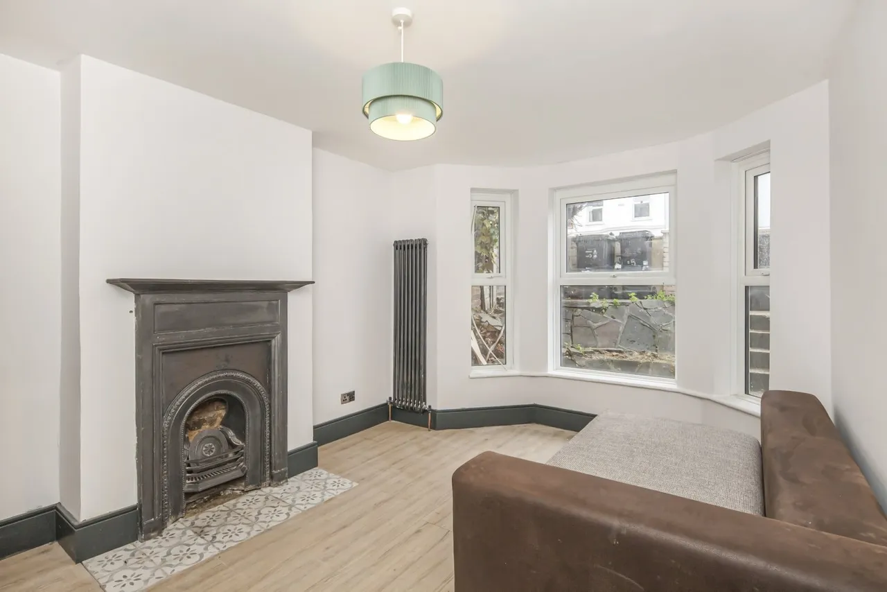 2 bed flat to rent, Moffat Road, Thornton Heath, CR7