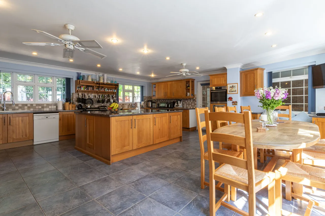 Hadley Reading Road North, Fleet, GU51 4HT, photo 4