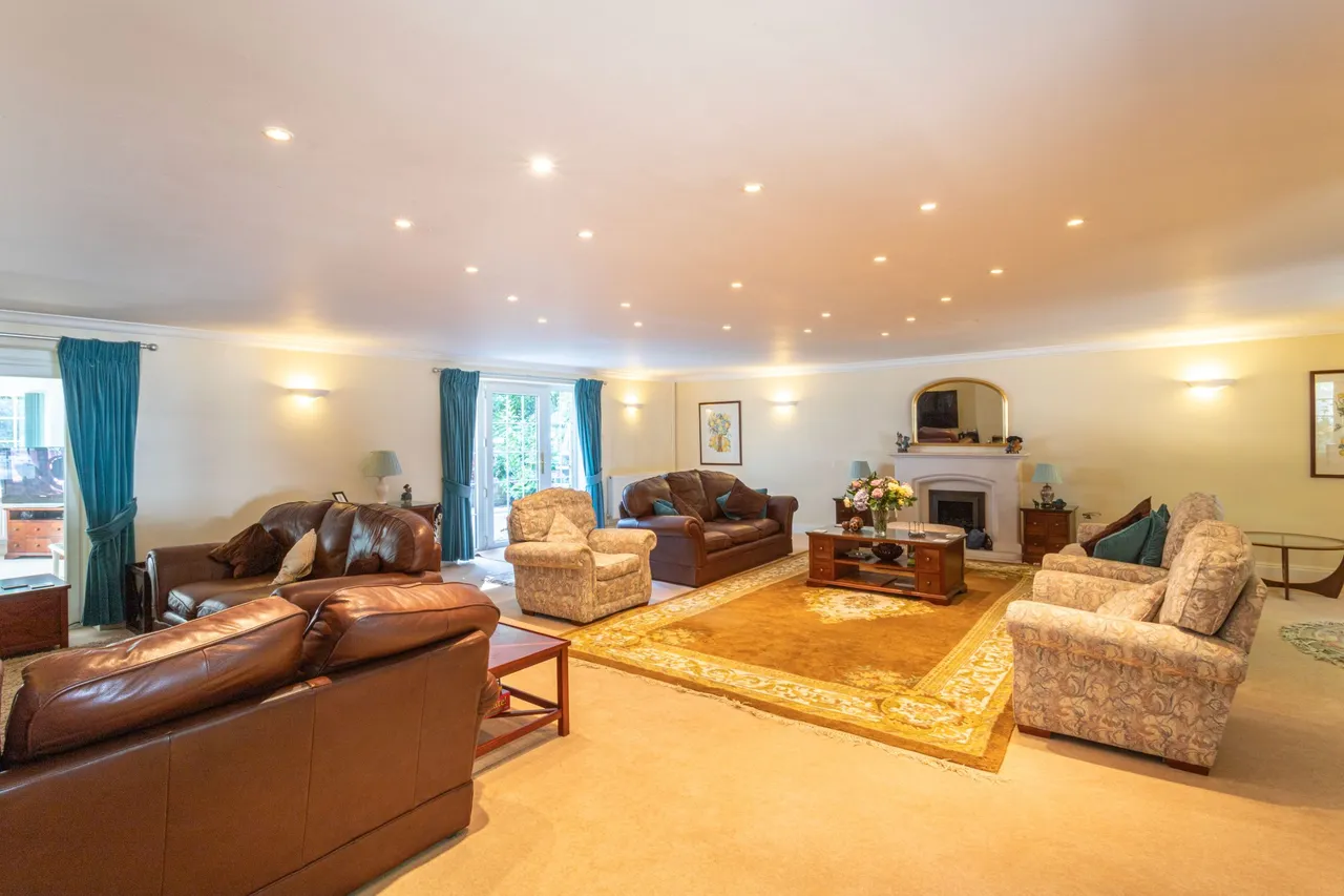 Hadley Reading Road North, Fleet, GU51 4HT, photo 3