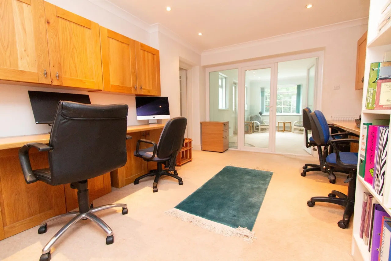Hadley Reading Road North, Fleet, GU51 4HT, photo 9