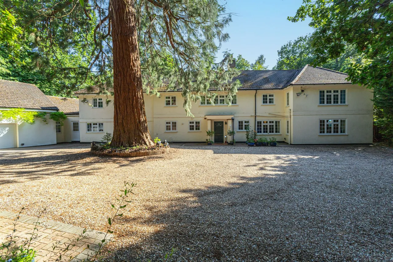 6 bed house for sale — Hadley Reading Road North, Fleet, GU51 4HT