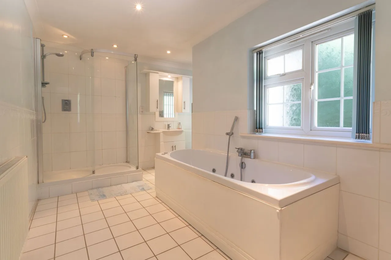 Hadley Reading Road North, Fleet, GU51 4HT, photo 15