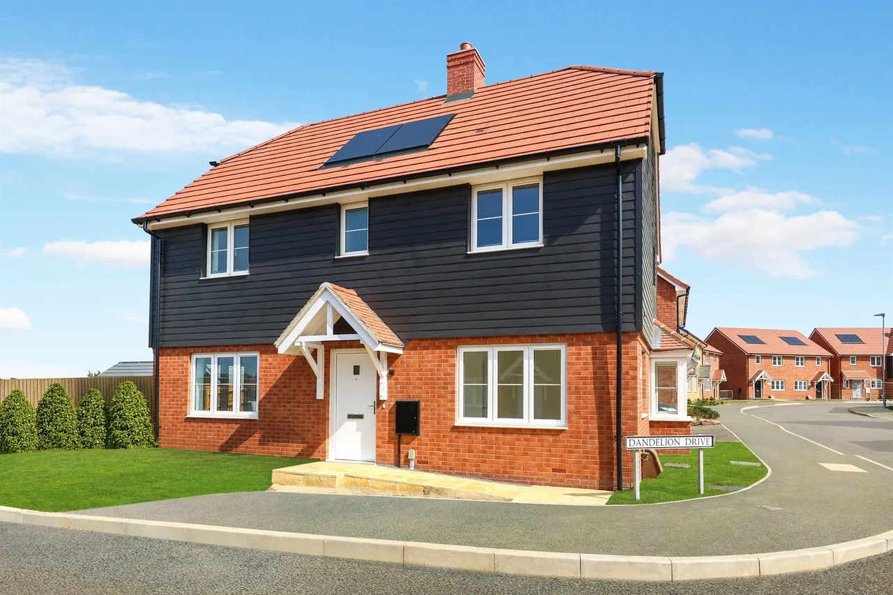 3 bed house for sale — Meadow Gardens, Hartley Brook Road, Clacton-On-Sea