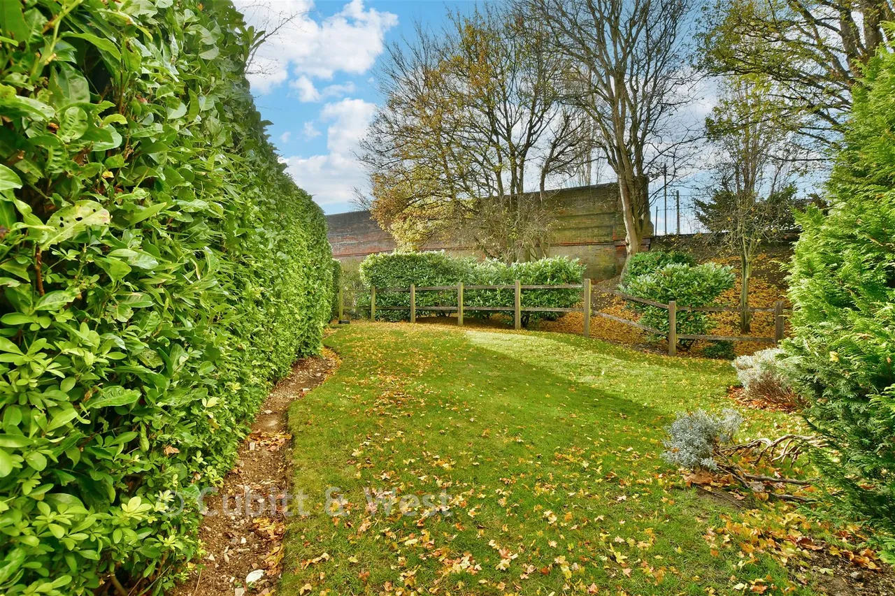 Buffers Lane, Leatherhead, KT22, photo 2