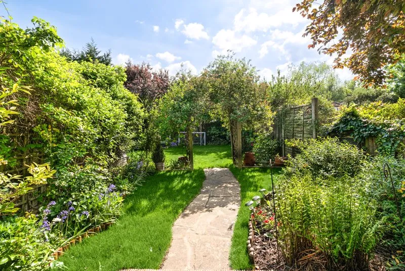 Molesey Road, Hersham KT12 4SQ, photo 2