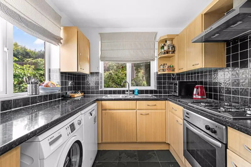 Molesey Road, Hersham KT12 4SQ, photo 4
