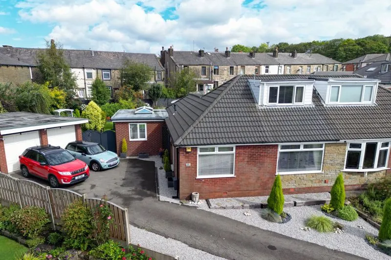 3 bed house for sale — Ladyhouse Close Milnrow, Rochdale OL16 4EB