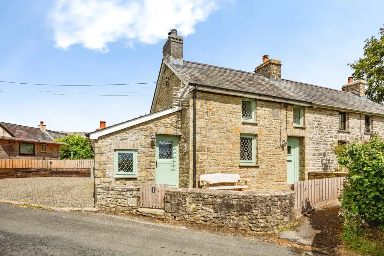 2 bed house for sale, Penffordd, Llanybydder, SA40