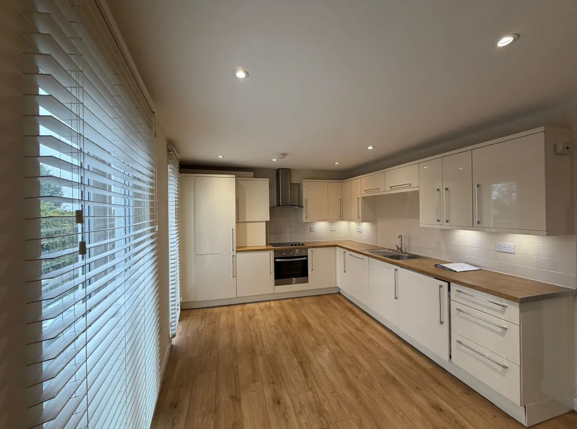 2 bed flat to rent — Valentino Place, Ongar Road